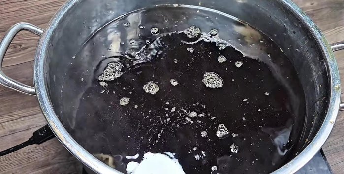 In a separate pot, combine 400g rock sugar, 1/3 teaspoon of salt, the longan pulp, and 1 liter of water. Boil until the sugar dissolves.