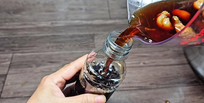 Combine the strained seaweed liquid and the longan syrup. If desired, add more longan pulp.
