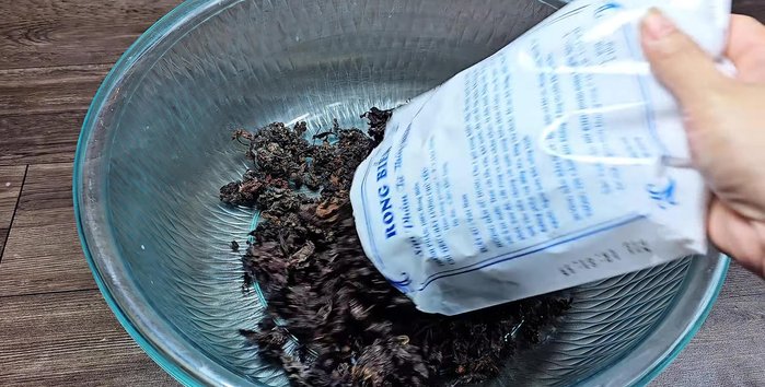 Soak the seaweed in cold water for 30 minutes to clean it. Then, wash thoroughly.