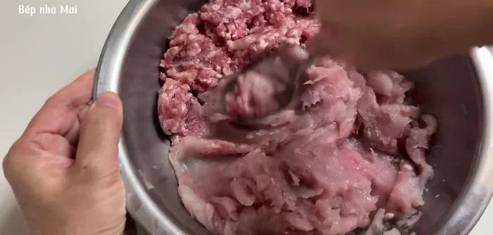 Buy 500 grams of sliced fish and beat it with a spoon until chewy. Alternatively, ask the fishmonger to do this.