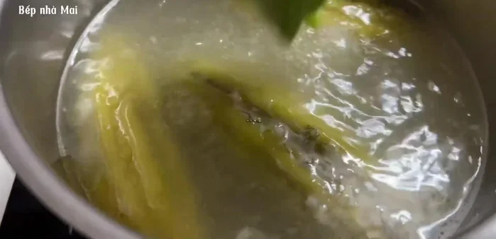 Add the sliced bitter melon to the broth and cook for 2 minutes. Add dill and green onions; turn off the heat.
