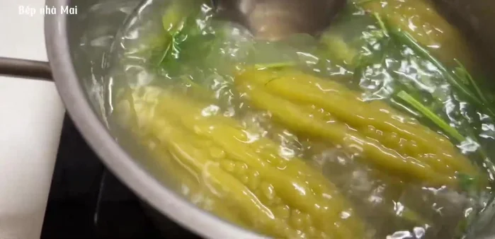 Blanch fresh vermicelli in boiling water, drain.