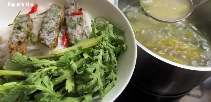 Serve the vermicelli in a bowl, top with the fish and meat mixture, and the cooked bitter melon. Garnish with celery (scalded with boiling water).