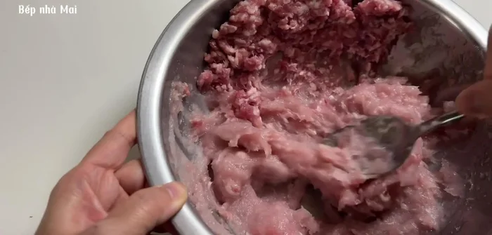 Mix the fish with 200 grams of lean meat. Season with salt, pepper (optional), and other seasoning.