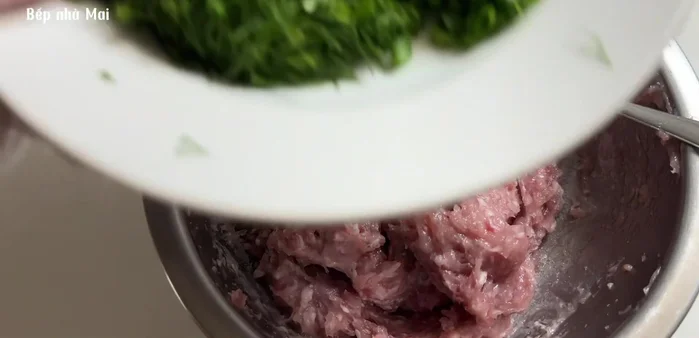 Add dill and green onions to the fish and meat mixture.