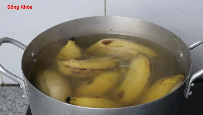 Add another half tablespoon of salt and optional sugar to taste. Add a bunch of pandan leaves for fragrance. Cover and continue boiling for another 30 minutes until soft and chewy. (121.079, 123.399, 128.28)