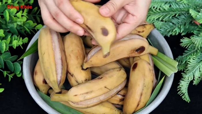 Once the boiled bananas have cooled, slice thinly. Fry in the coconut milk mixture until golden brown. (263.6, 279.96)