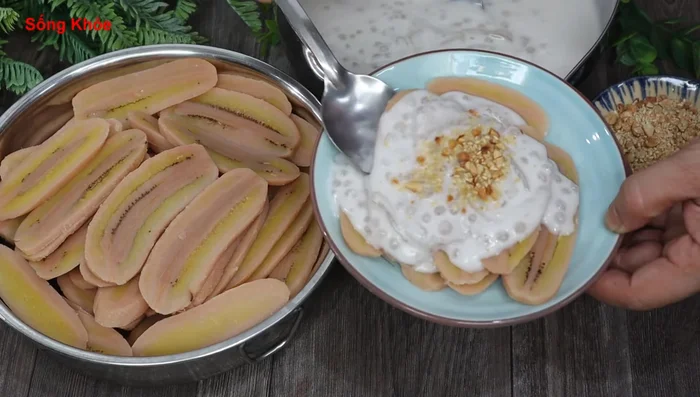 Garnish with peanuts and sesame seeds (optional). Serve warm or cold. (333.72)