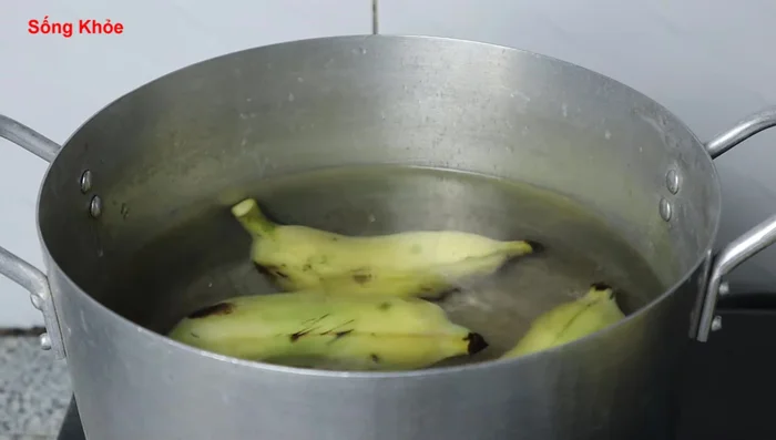 Place the bananas in a pot, adding enough water to just cover them. Bring to a boil over high heat, then reduce to low heat and cover with a glass lid. Boil for about 30 minutes. (83.52, 105.92)