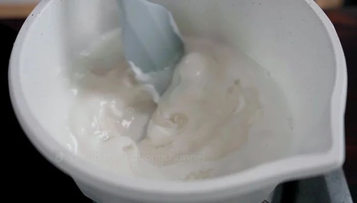 Combine sugar and coconut milk in a pot. Stir well over medium heat until sugar dissolves. Remove from heat once warm.