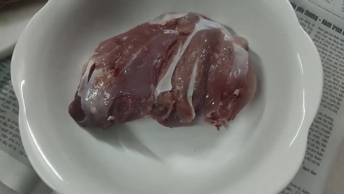 Separate duck meat into lean parts, especially thighs and duck skin.