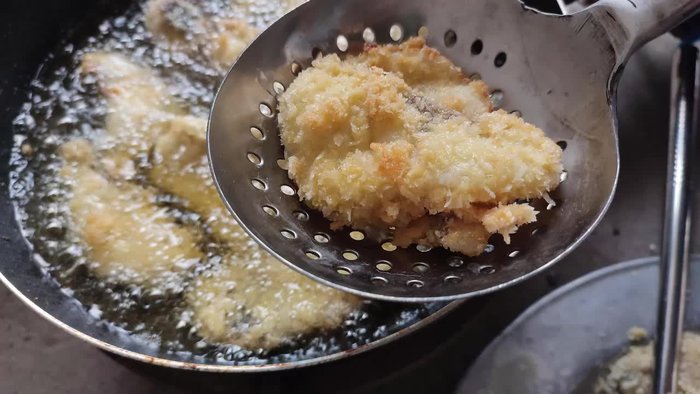 Clean the fish: Wash the fish thoroughly. Rub with salt and ginger. Wash again gently to avoid breaking the fillets.