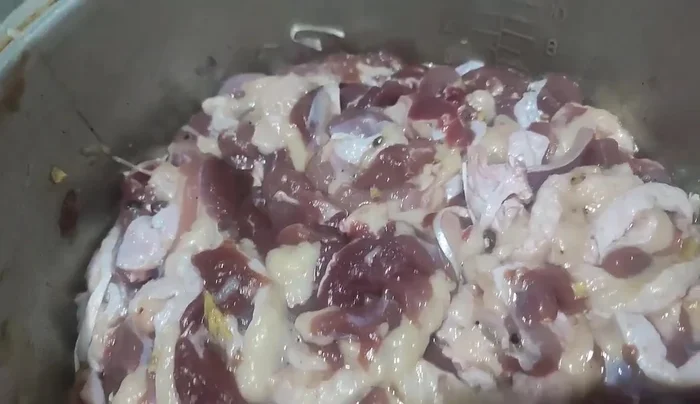 Add the marinated goose to the pan and stir-fry.