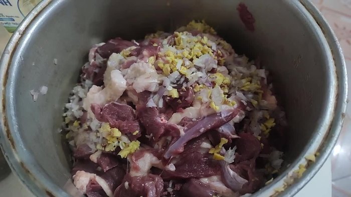 Mix the outside of the goose with ginger and wine.