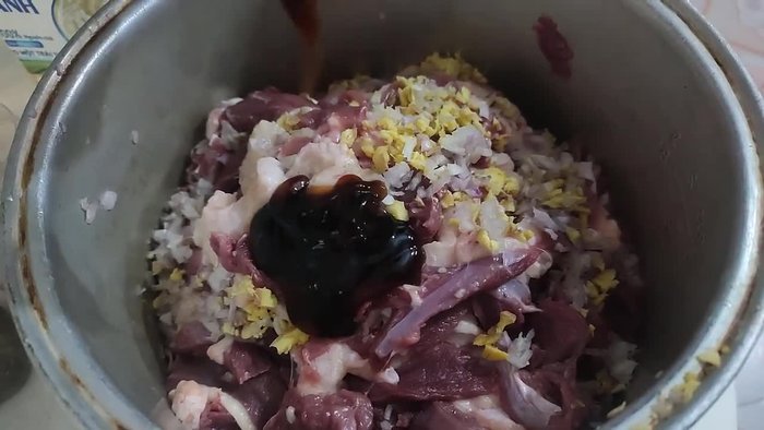 Cut the goose into thin pieces; use the bones for soup (optional).