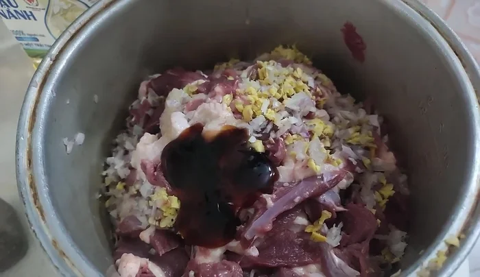 Marinate the goose with ginger, shallots, oyster sauce, and cooking oil for 20-30 minutes.