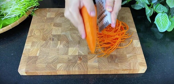 Prepare vegetables: Shred carrots, thinly slice cucumbers (remove seeds if desired).