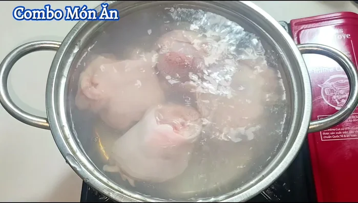 Blanch the pork leg to remove odor. Once water boils, turn off the heat.
