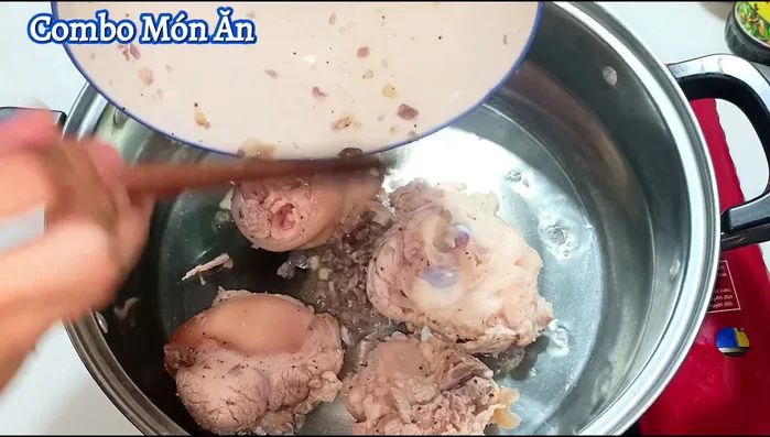 Add the marinated pork leg to a pot, add seasoning, and cook until fragrant. Stir and flip the meat for even cooking.