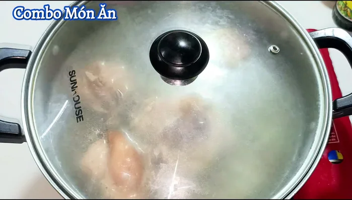 Add 1.4L of water, cover the pot halfway, and bring to a boil. Once boiling, reduce heat to medium.