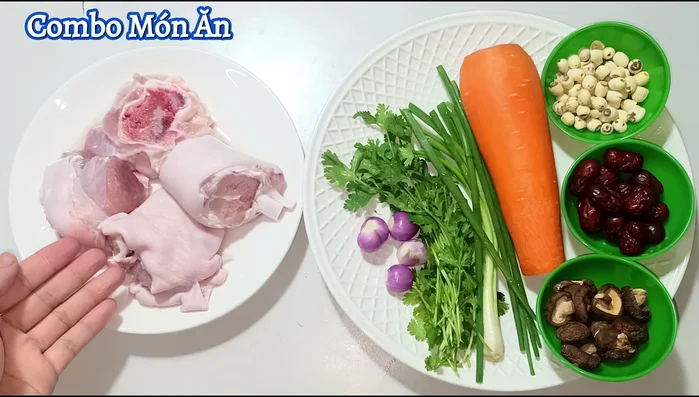 Cut the pork leg into pieces, wash with diluted salt water, then rinse with plain water and drain.
