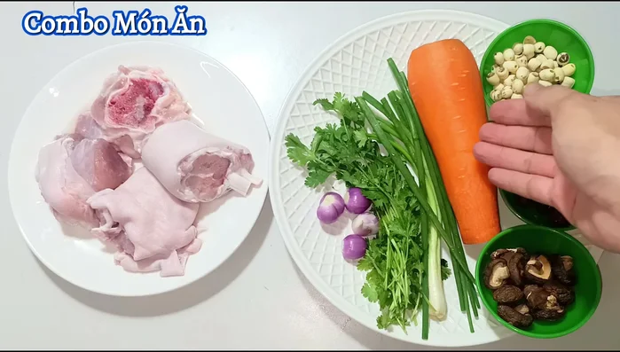 Peel and wash the carrots. Wash green onions.
