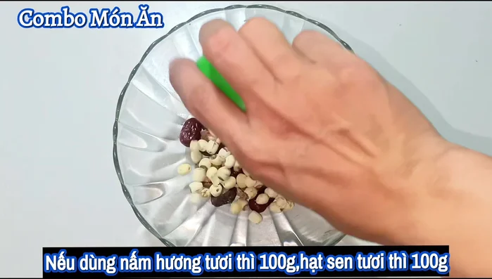 Soak shiitake mushrooms, lotus seeds, and red dates in water for an hour. Mix well and let it soak.