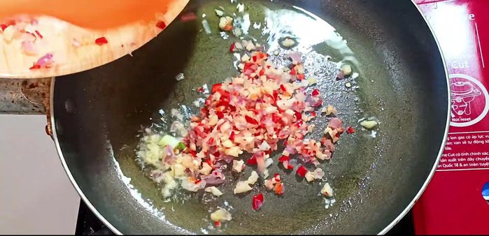 Heat cooking oil in a pan, add chili, shallots, and fry until fragrant.