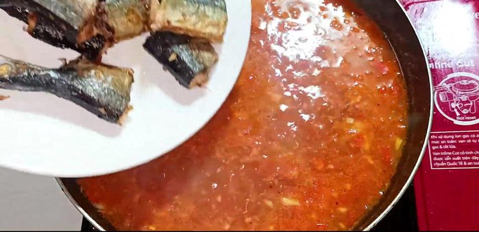 Add the fried mackerels to the sauce and braise until the water reduces to the fish level.