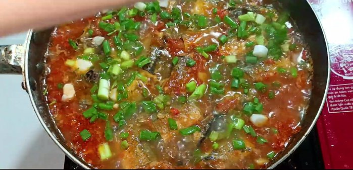 Garnish with green onions and cook for 30 seconds.