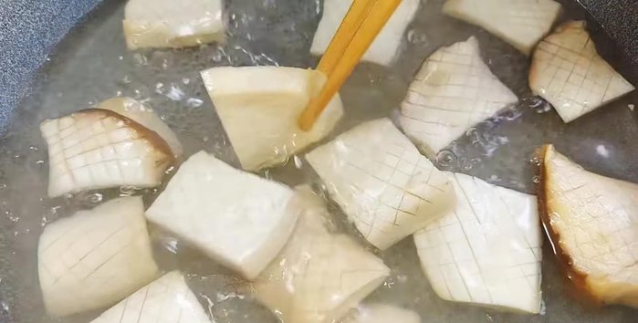 Remove the mushrooms from the boiling water, let them cool, and squeeze out excess water (124.2).