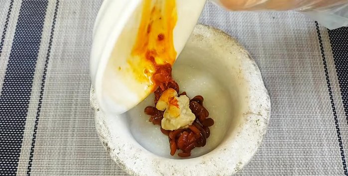Crush the bean paste, vegetarian satay, and fermented bean curd in a mortar and pestle (134.72).