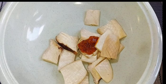 In a large bowl, combine the crushed spices, sugar, sesame seeds, and chili sauce (155.44).