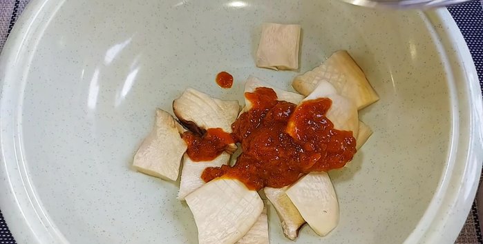 Add the mushrooms and bell peppers to the spice mixture and marinate for 20 minutes (157.28).