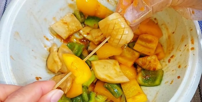 After marinating, thread the marinated mushrooms and bell peppers onto the skewers (196.239).