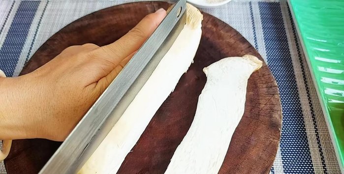 Cut the king oyster mushroom lengthwise into 1cm thick slices, then cut across into smaller pieces. Make cuts on the surface of each mushroom piece to create a hammock or mesh shape (71.68).