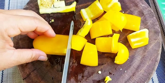 Cut the bell peppers into small pieces, roughly half the size of the mushroom pieces (92.079).