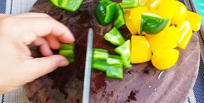 Roll up the mushroom pieces and thread them onto bamboo skewers along with the bell peppers and okra (96.2).