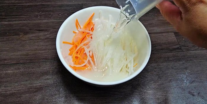 Combine the sliced vegetables with sugar and rice vinegar. Mix well and let sit to cool.