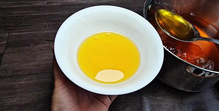 Once the fish sauce and pickles have cooled, serve the fish sauce in a bowl and add the pickles to taste.