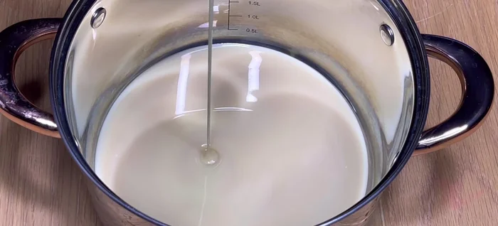 Prepare green tea yogurt: Mix condensed milk (380g) with 2 cans of boiling water in a pot. Stir well.(252.76)