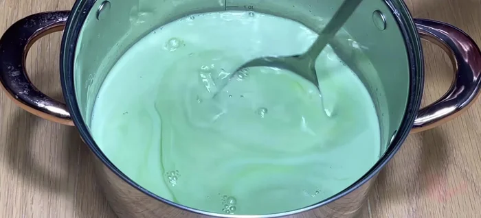 Add the strained green tea mixture to the milk mixture. Add 2 packs of unsweetened fresh milk. Stir well.(309)
