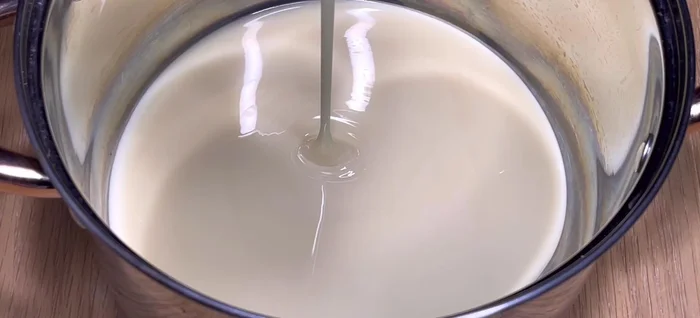 Prepare strawberry yogurt: Mix condensed milk (380g) with 2 cans of boiling water in a pot. Stir well to dissolve. (40.559)