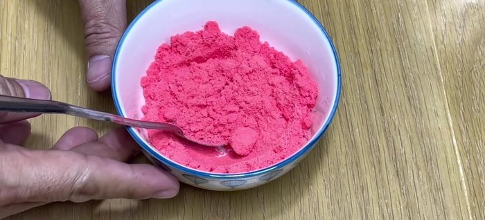 Dissolve strawberry powder (50g) in 100ml boiling water. Stir until completely dissolved, then add to the milk mixture. (90.079)