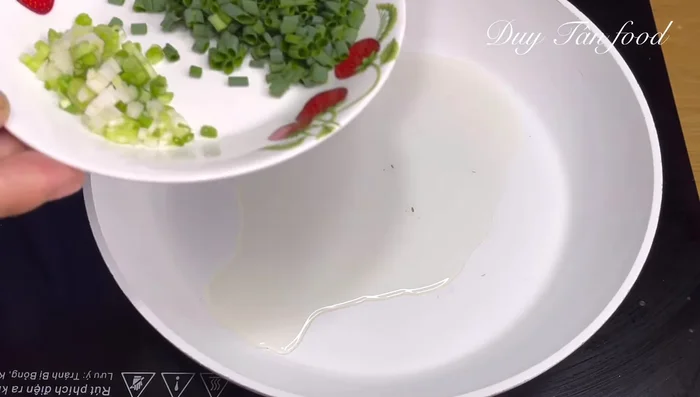 Prepare green onions: Chop green onions, separating the white part from the green leaves.