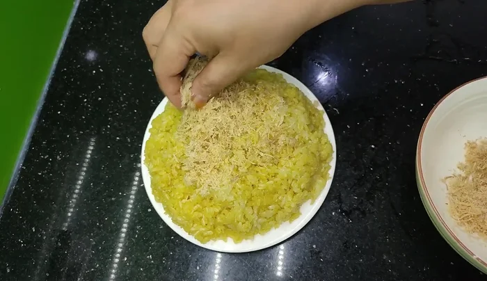If using mung beans, steam them separately, then mash and sprinkle on top of the cooked rice before serving.
