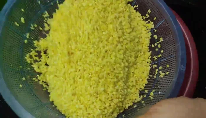 Rinse the soaked rice and add a little salt. Mix well.