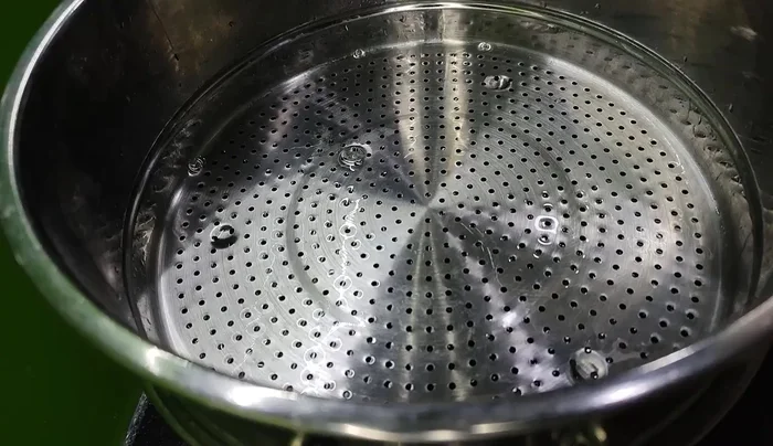 Check the rice after 20 minutes. Do not open the lid during the first 20 minutes. After 20 minutes, open the lid slightly to allow steam to escape, preventing stickiness.