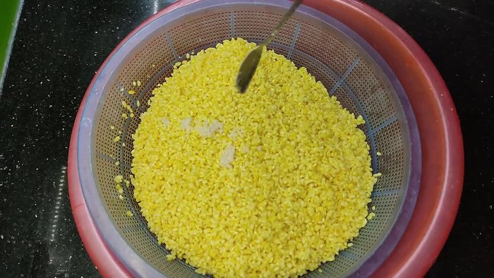 Soak the sticky rice overnight with turmeric powder (or the juice from a pounded turmeric root).