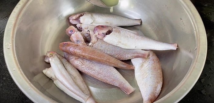 Mix the drained fish with 2 tablespoons of lemon juice. (103.32)